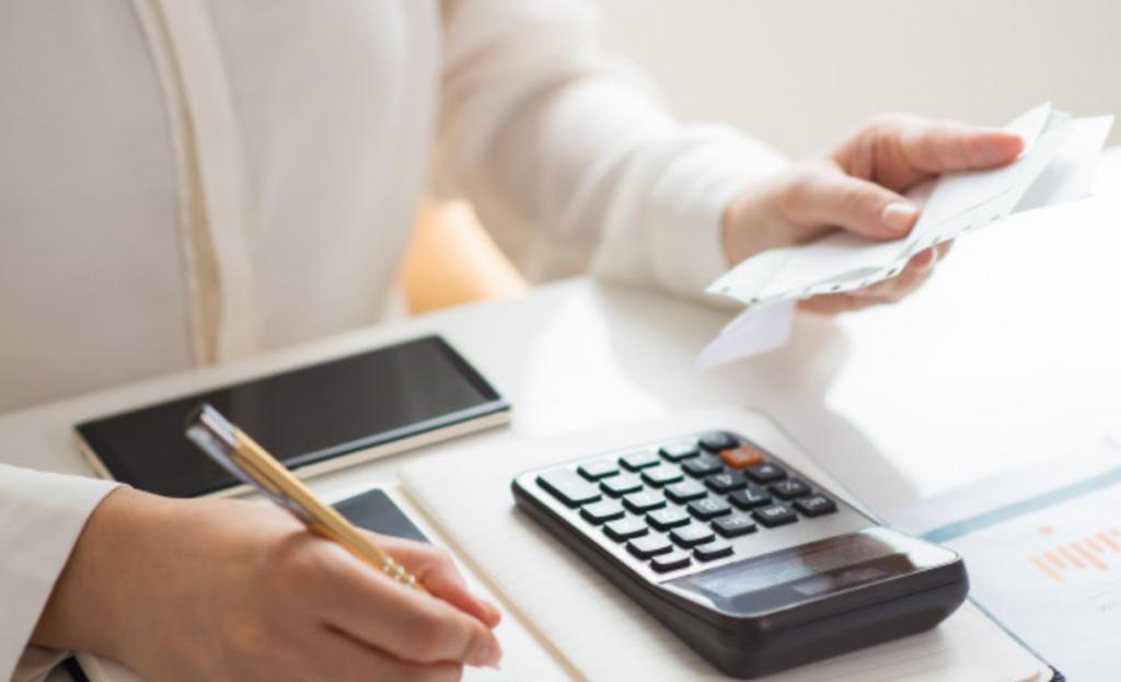 Closeup_of_person_holding_bills_and_calculating_them_Photo___Free_Download