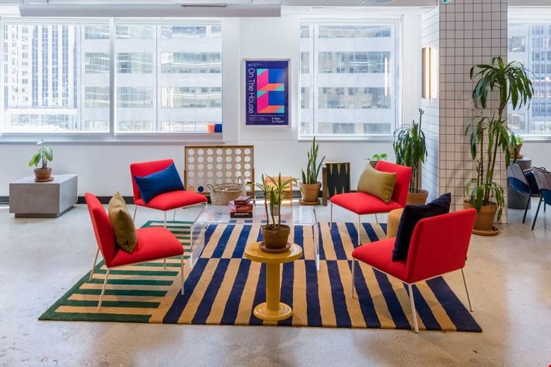 Designing Hybrid Workspaces: Blending Home Comfort with Office Functionality